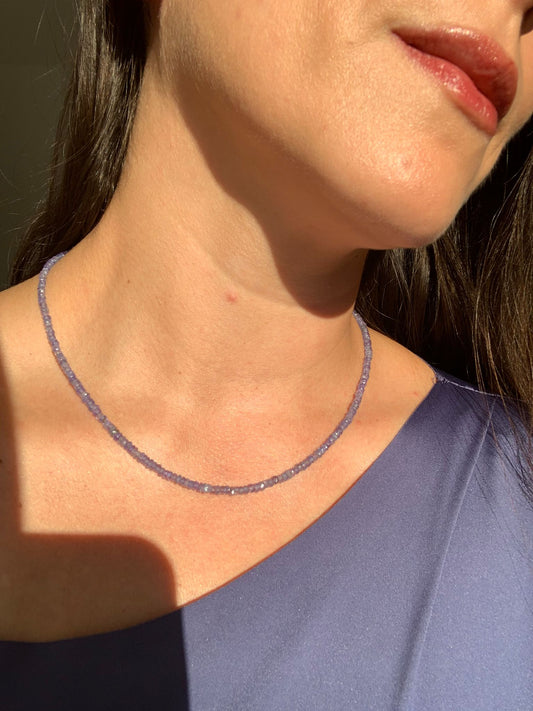 Girocollo in 38 carati di tanzanite con chiusura regolabile di argento 925 / Autorealizzazione ed emancipazione