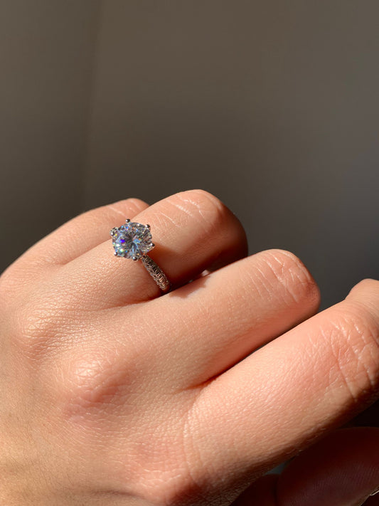 Anello regolabile taglio brillante da 2 CT di moissanite certificata su argento 925 rodiato (Colore D, Chiarezza VVS1) / Potenziale interno e prosperità