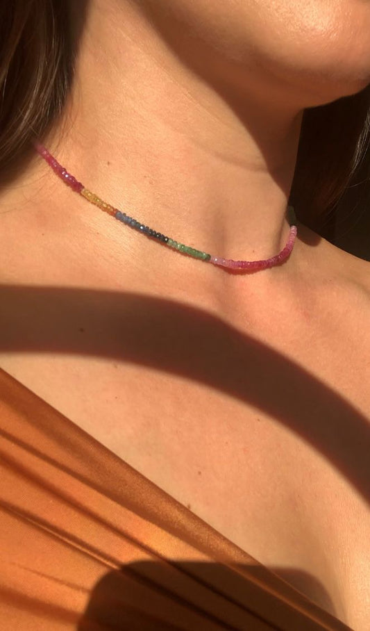 Girocollo in 80.25 carati di zaffiri, rubini e smeraldi con chiusura regolabile di argento 925 / Energia e determinazione