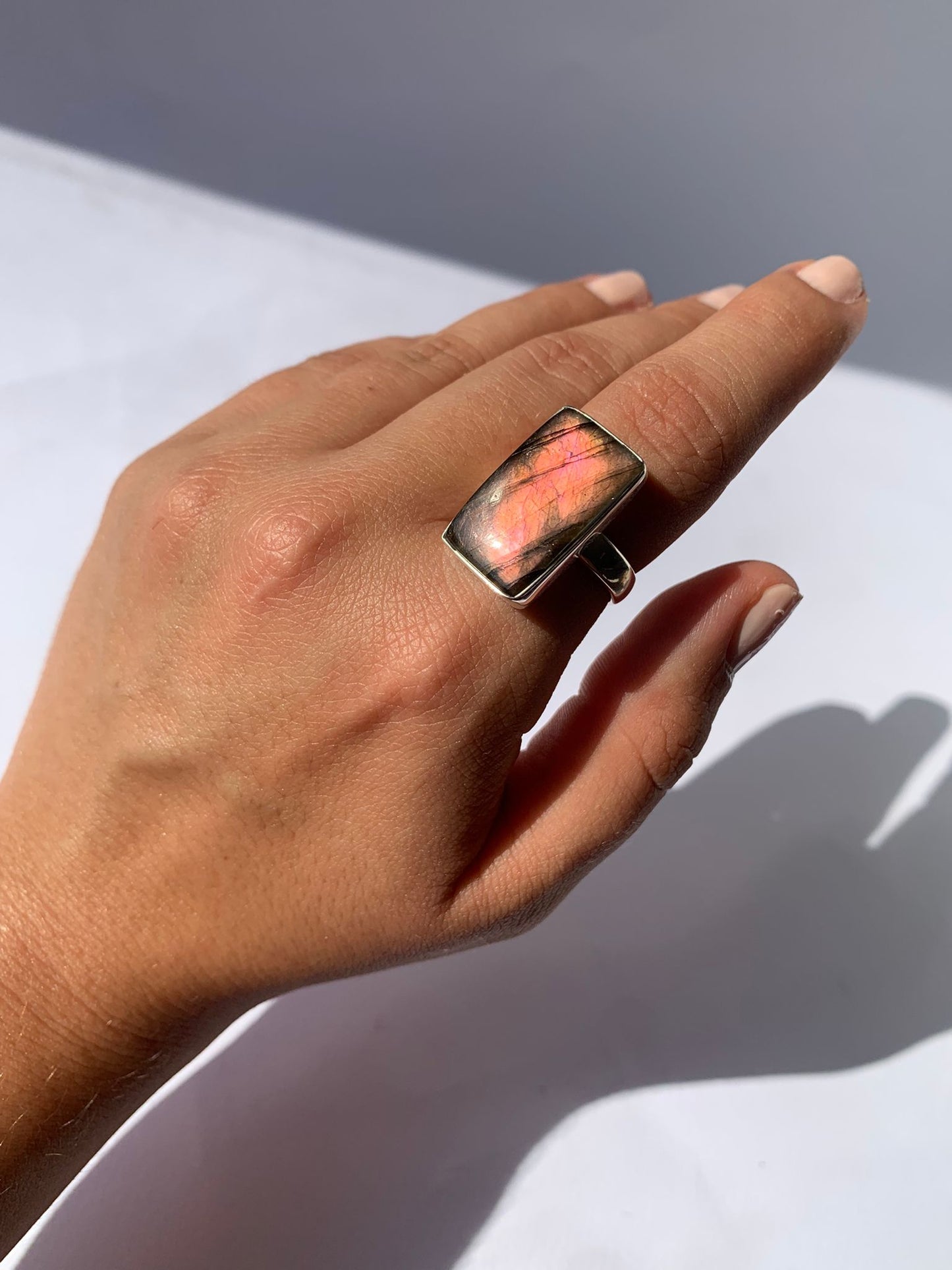 Anillo ajustable en labradorita de plata 925 / Intuición y transformación