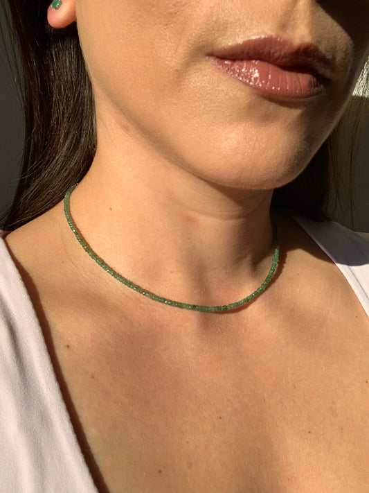 Girocollo in 25 carati di smeraldo con chiusura regolabile di argento 925 / Abbondanza e manifestazione