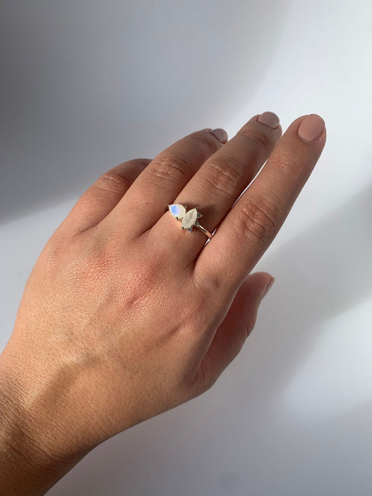 Anello in pietra di luna e topazio bianco di argento 925 / Femminilità e magnetismo