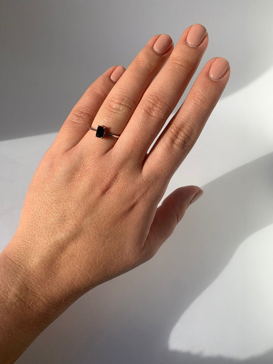 Anello regolabile in spinello nero di argento 925 / Positività e calma