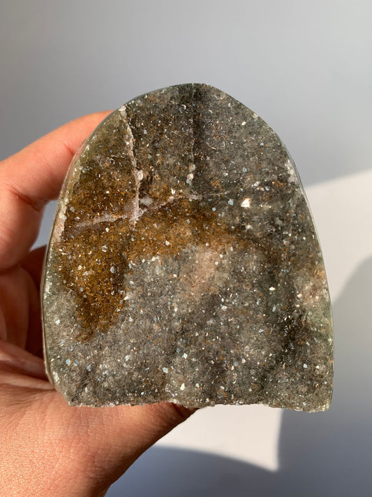 Standing cut-base of amethyst sugar rainbow 290 gr / Relaxation and balance