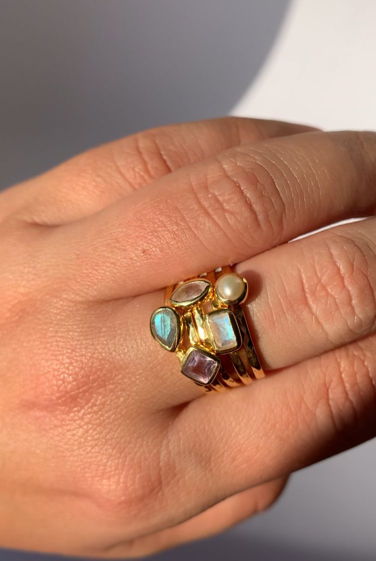 Set of 5 natural freshwater pearl, rose quartz, moonstone, amethyst and labradorite rings in 925 silver plated in 18k yellow gold 0.3 micron