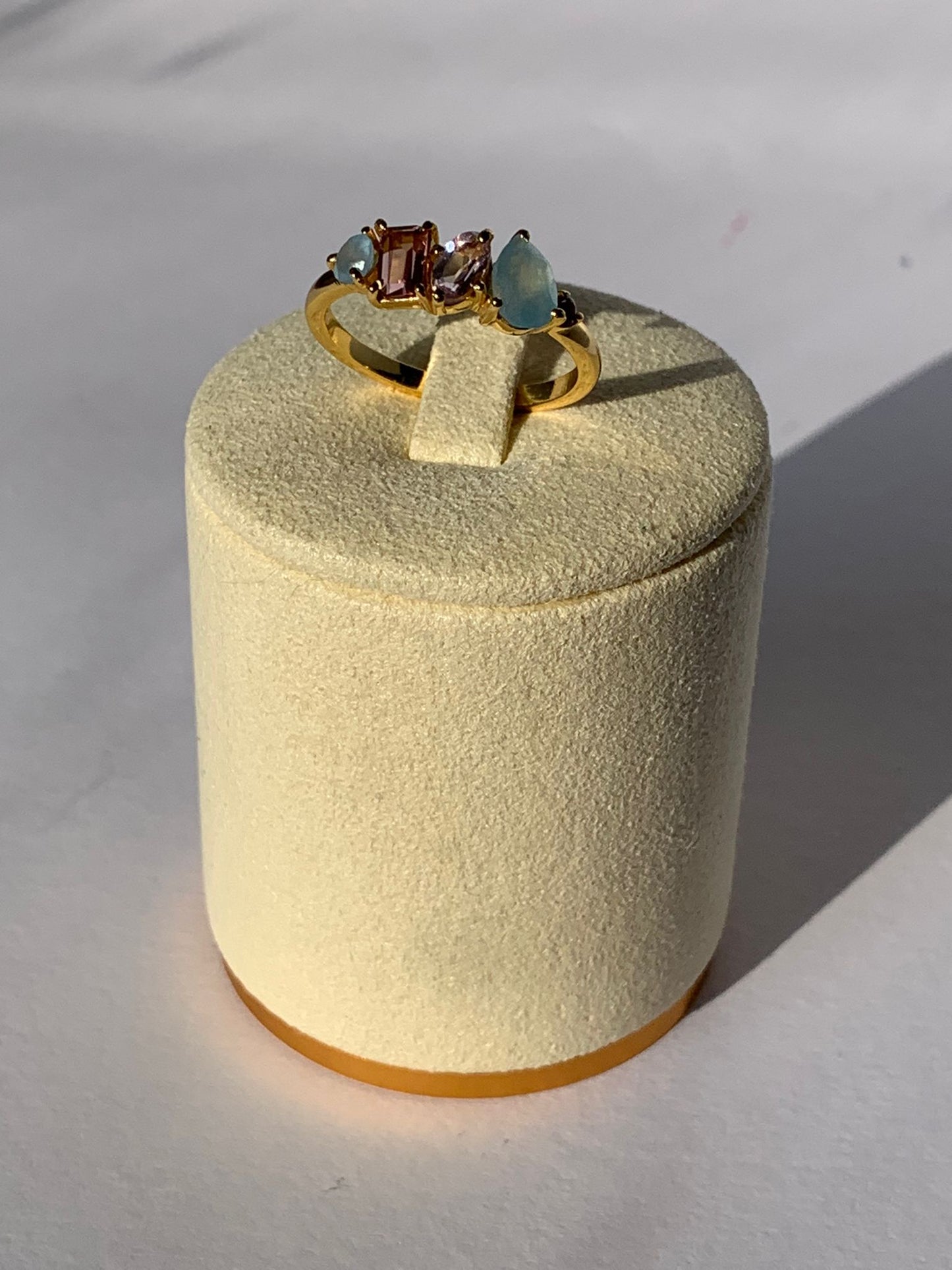 Anello in calcite, ametista e rodolite di argento 925 placcato in oro giallo 18 carati da 0,3 micron