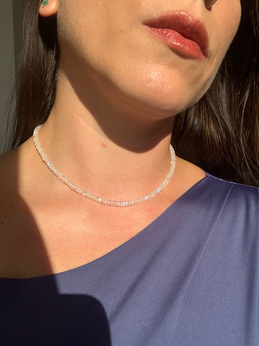 Girocollo in 56 carati di pietra di luna con chiusura regolabile di argento 925 / Femminilità e magnetismo