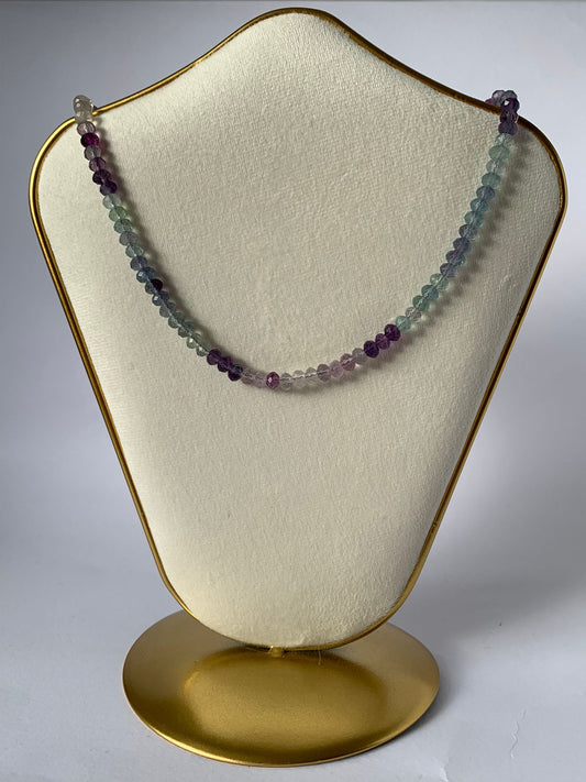 Girocollo regolabile sfaccettato in fluorite / Cambiamenti e spiritualità