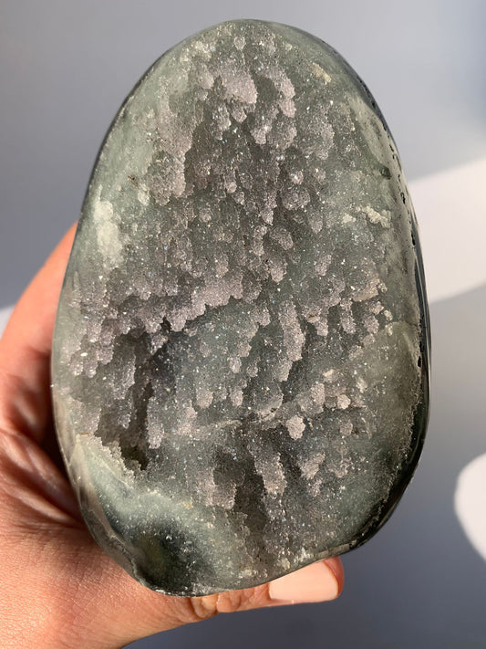 Standing cut-base of amethyst sugar rainbow 734 gr / Relaxation and balance