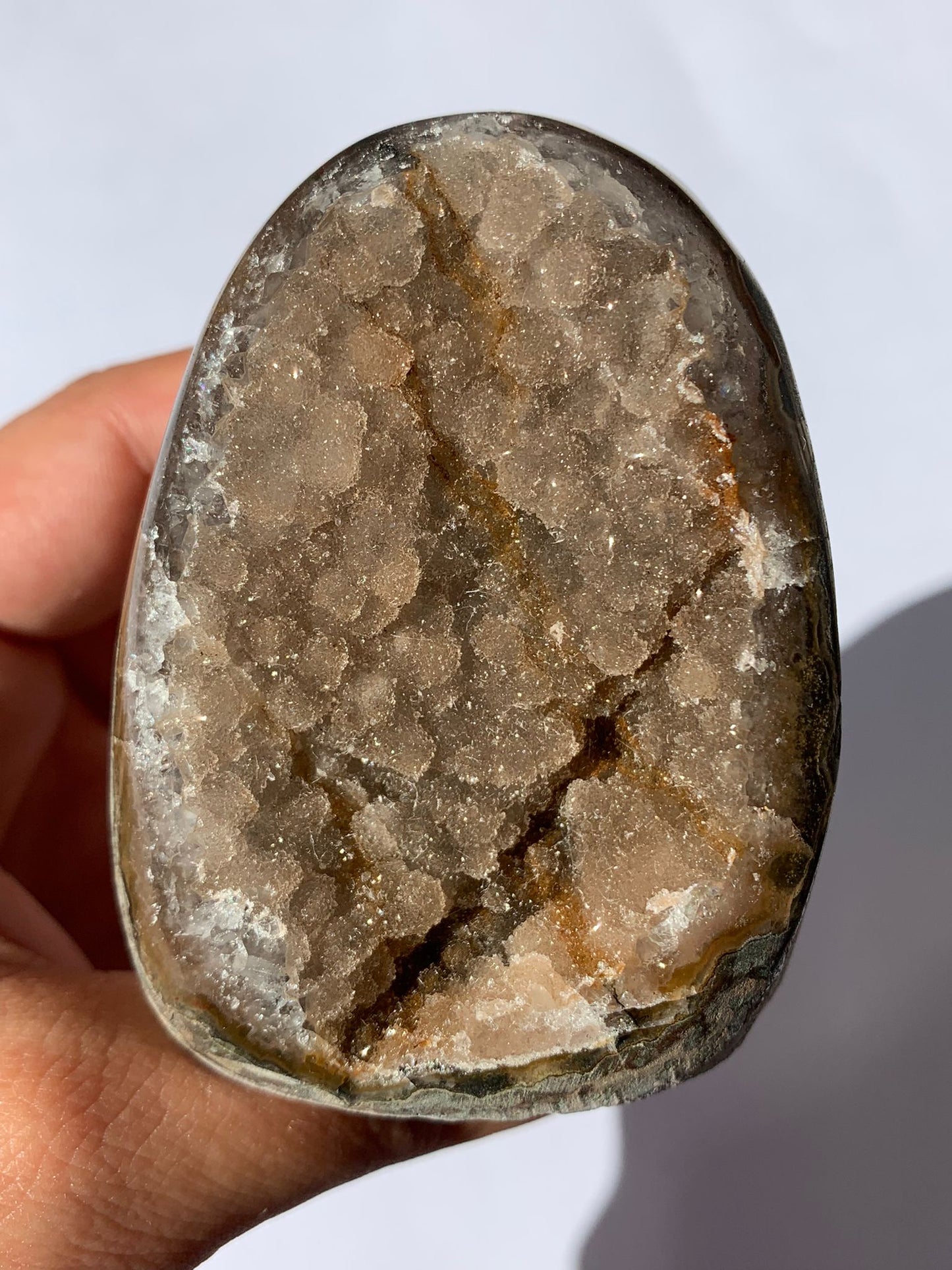 Standing cut-base of amethyst sugar rainbow 255 gr / Relaxation and balance