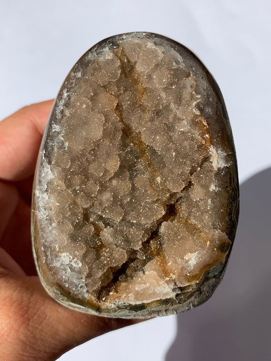 Standing cut-base of amethyst sugar rainbow 255 gr / Relaxation and balance