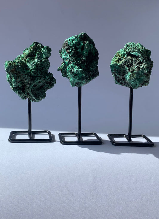 Malachite grezza su stand / Protezione e trasformazione