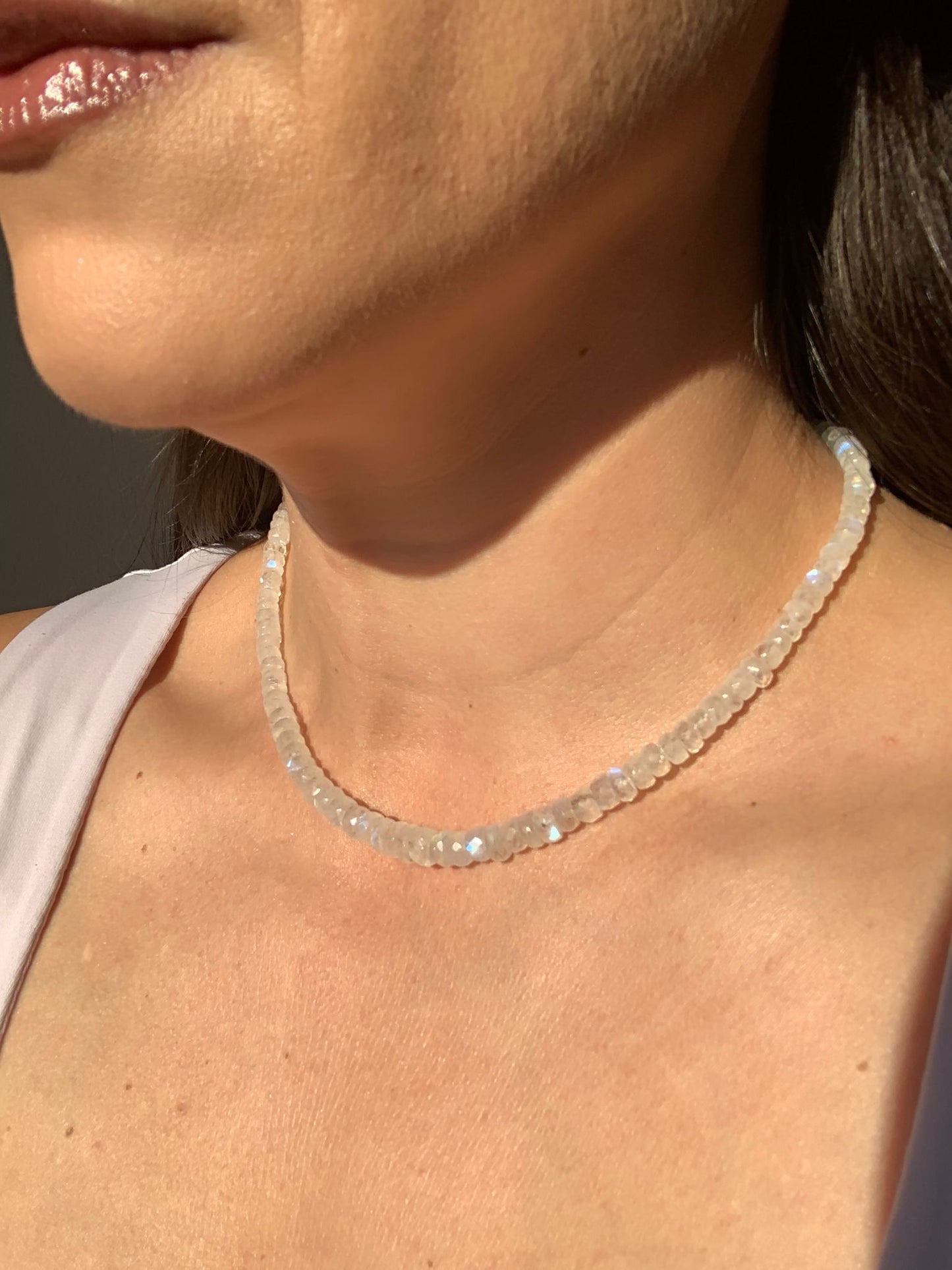 Girocollo in 118-125 carati di pietra di luna con chiusura regolabile di argento 925 / Femminilità e magnetismo