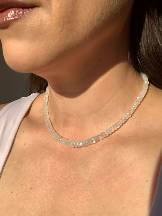 Girocollo in 118-125 carati di pietra di luna con chiusura regolabile di argento 925 / Femminilità e magnetismo