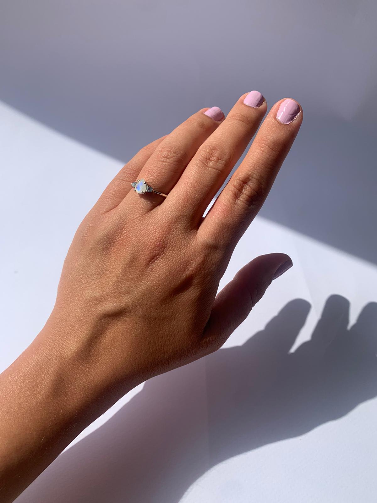 Anillo de piedra lunar y topacio azul en plata 925 / Feminidad y magnetismo