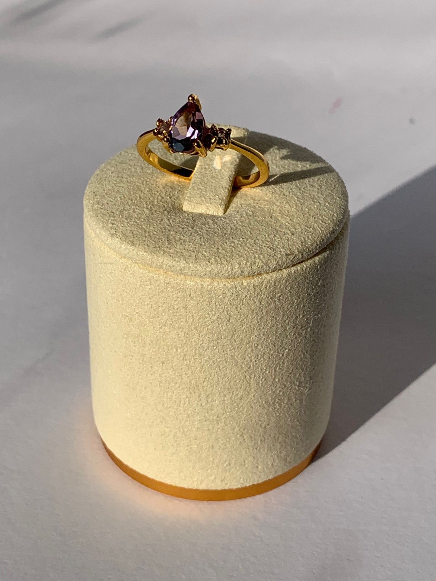 Anello in ametista di argento 925 placcato in oro giallo 18 carati da 0,5 micron / Rilassamento ed equilibrio