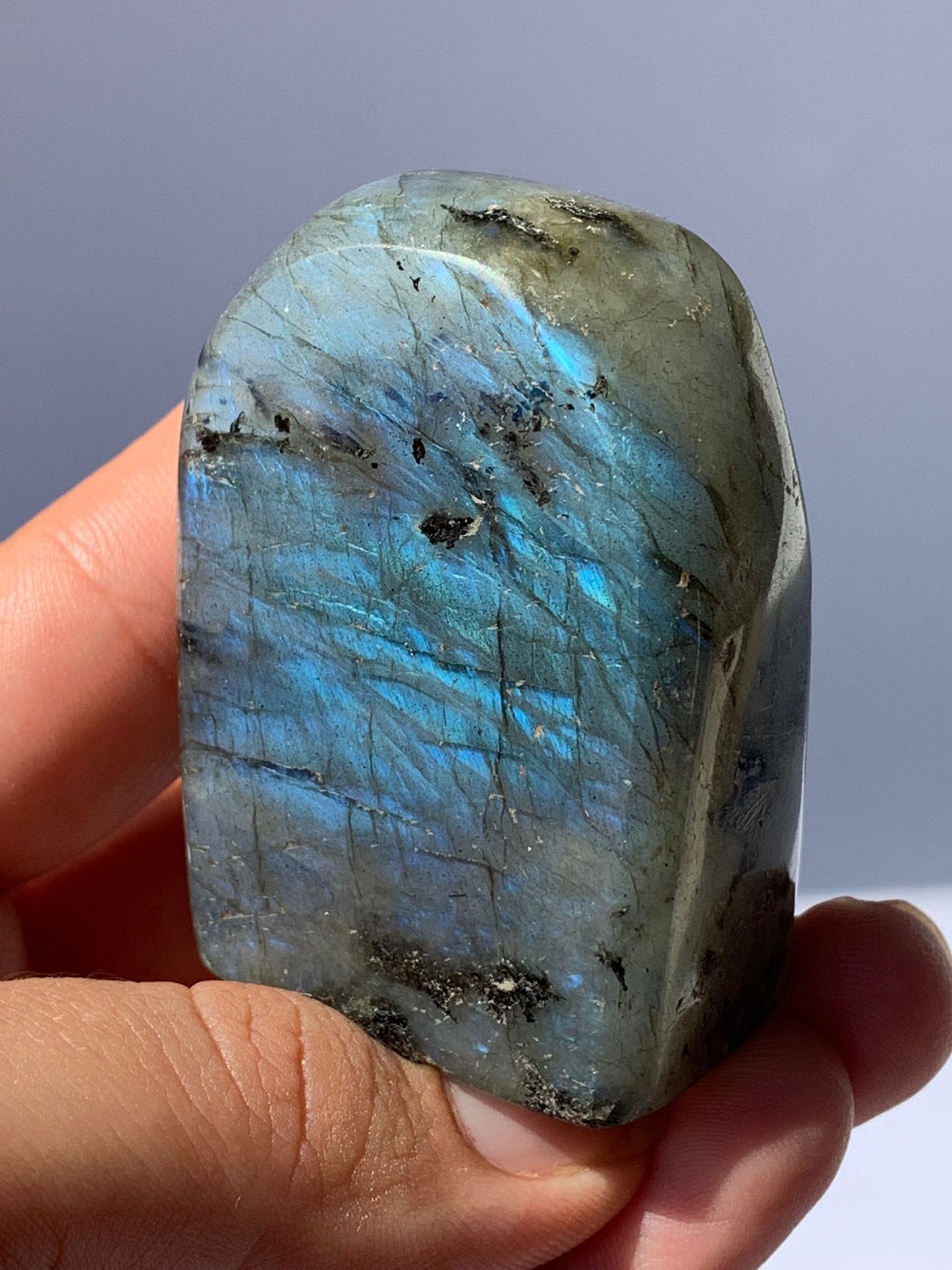 Free form in labradorite / Intuizione e trasformazione