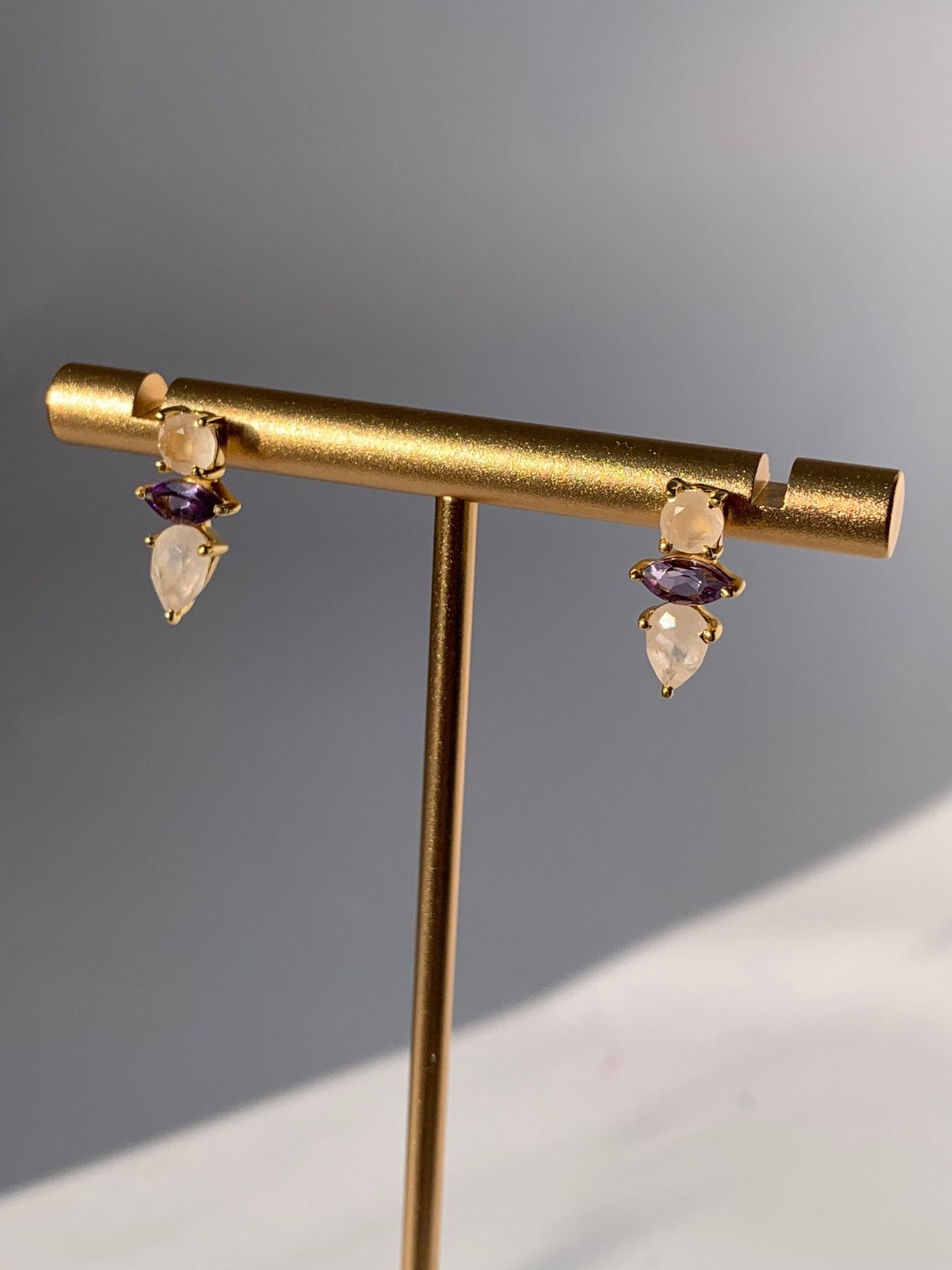 Orecchini in quarzo rosa ed ametista di argento 925 placcato in oro giallo 18 carati da 0,3 micron