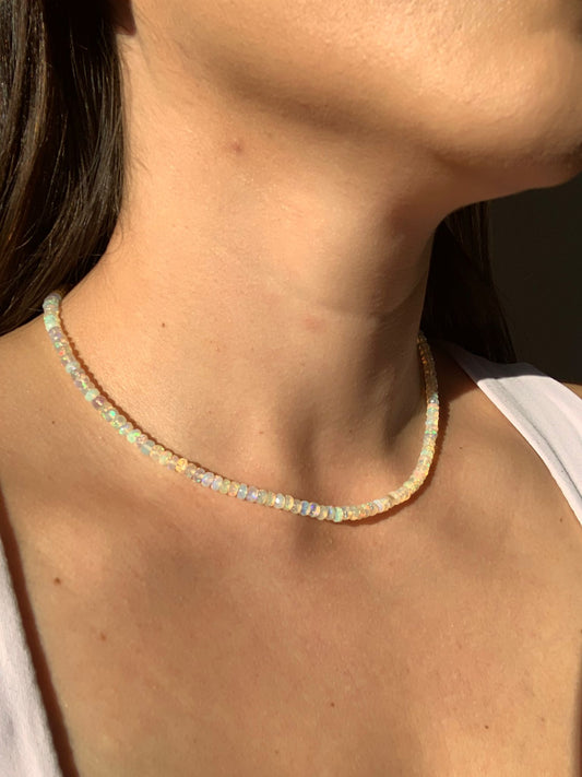 Girocollo in 47 carati di opale etiope cangiante con chiusura regolabile di argento 925 / Autostima ed ottimismo