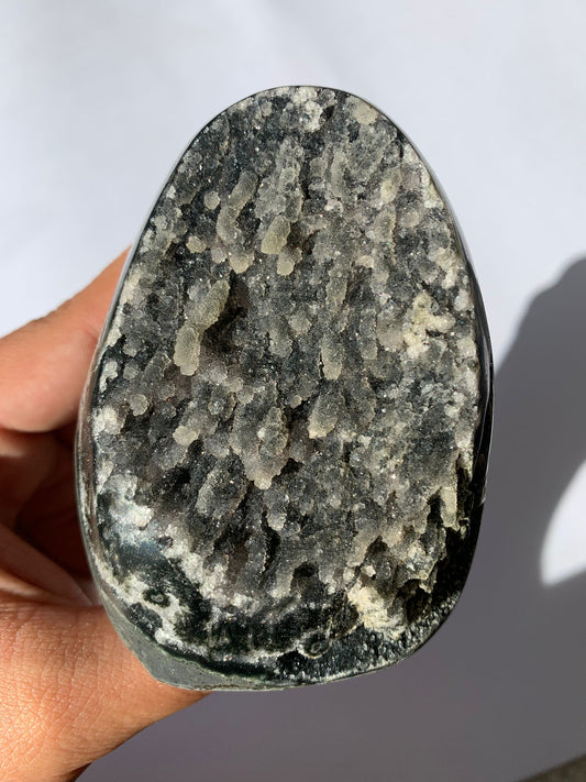 Standing cut-base of amethyst sugar rainbow 345 gr / Relaxation and balance