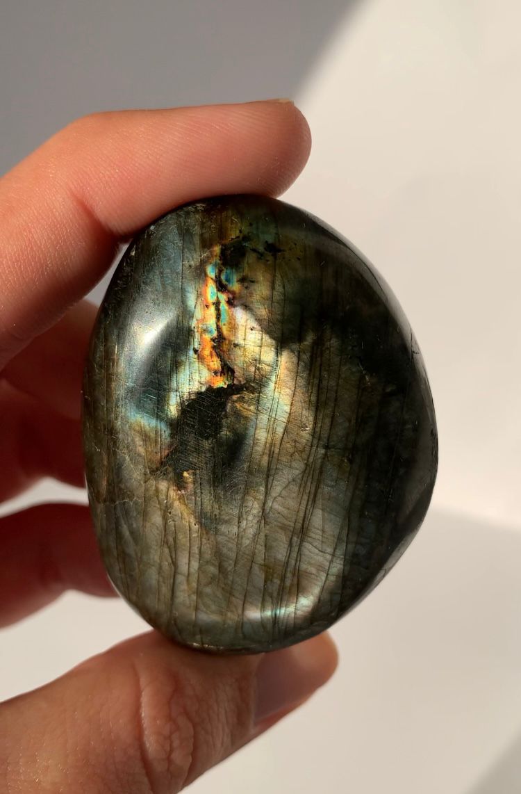 Labradorite Palmstone / Intuition and Transformation