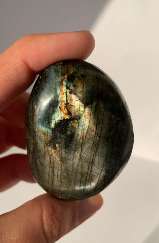 Labradorite Palmstone / Intuition and Transformation