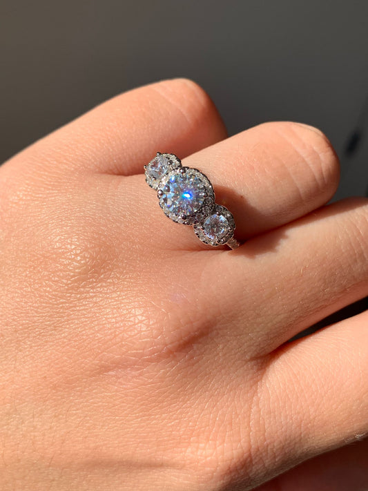 Anello trilogy halo taglio brillante da 1 CT di moissanite certificata su argento 925 rodiato (Colore D, Chiarezza VVS1)/ Potenziale interno e prosperità