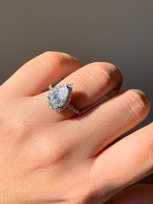 Anello taglio goccia da 3 CT di moissanite certificata su argento 925 rodiato (Colore D, Chiarezza VVS1) / Potenziale interno e prosperità