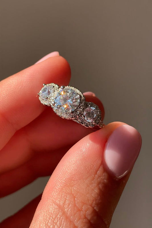 Anello trilogy halo taglio brillante da 1 CT di moissanite certificata su argento 925 rodiato (Colore D, Chiarezza VVS1)/ Potenziale interno e prosperità