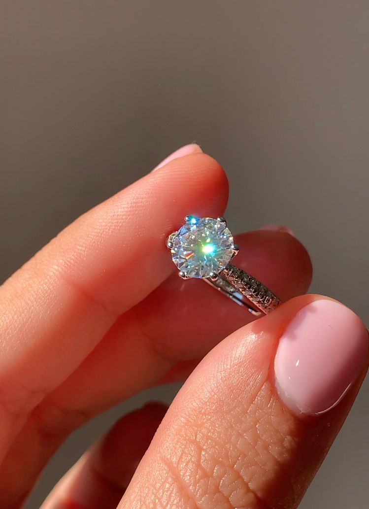 Anello regolabile taglio brillante da 2 CT di moissanite certificata su argento 925 rodiato (Colore D, Chiarezza VVS1) / Potenziale interno e prosperità