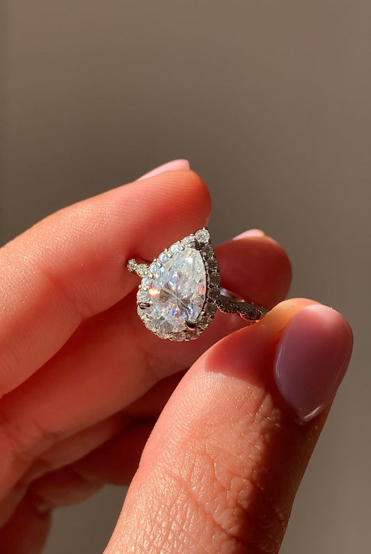 Anello taglio goccia da 3 CT di moissanite certificata su argento 925 rodiato (Colore D, Chiarezza VVS1) / Potenziale interno e prosperità