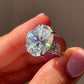 Anello taglio ovale da 12 CT di moissanite certificata su argento 925 rodiato (Colore D, Chiarezza VVS1)/ Potenziale interno e prosperità