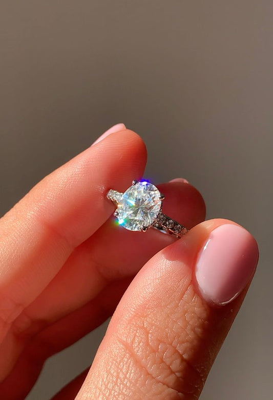 Anello taglio ovale da 2 CT di moissanite certificata su argento 925 rodiato (Colore D, Chiarezza VVS1)/ Potenziale interno e prosperità