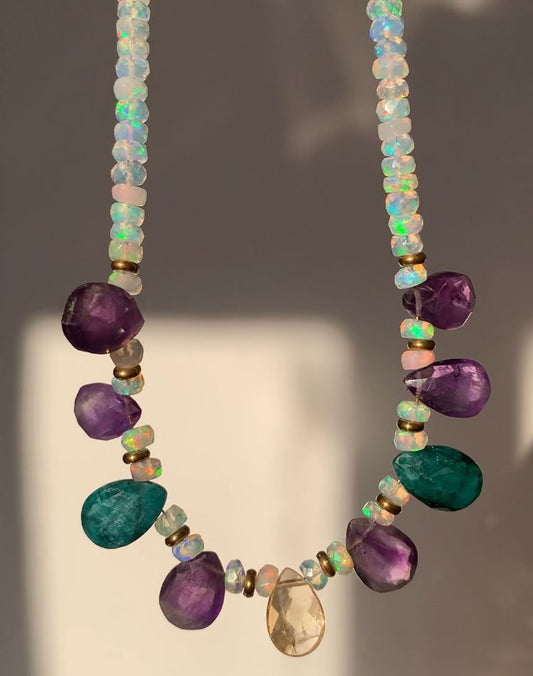 Collana regolabile in 45-46 carati di opale etiope cangiante, ametista, radice di smeraldo e citrino con chiusura regolabile di acciaio inossidabile / Autostima ed ottimismo