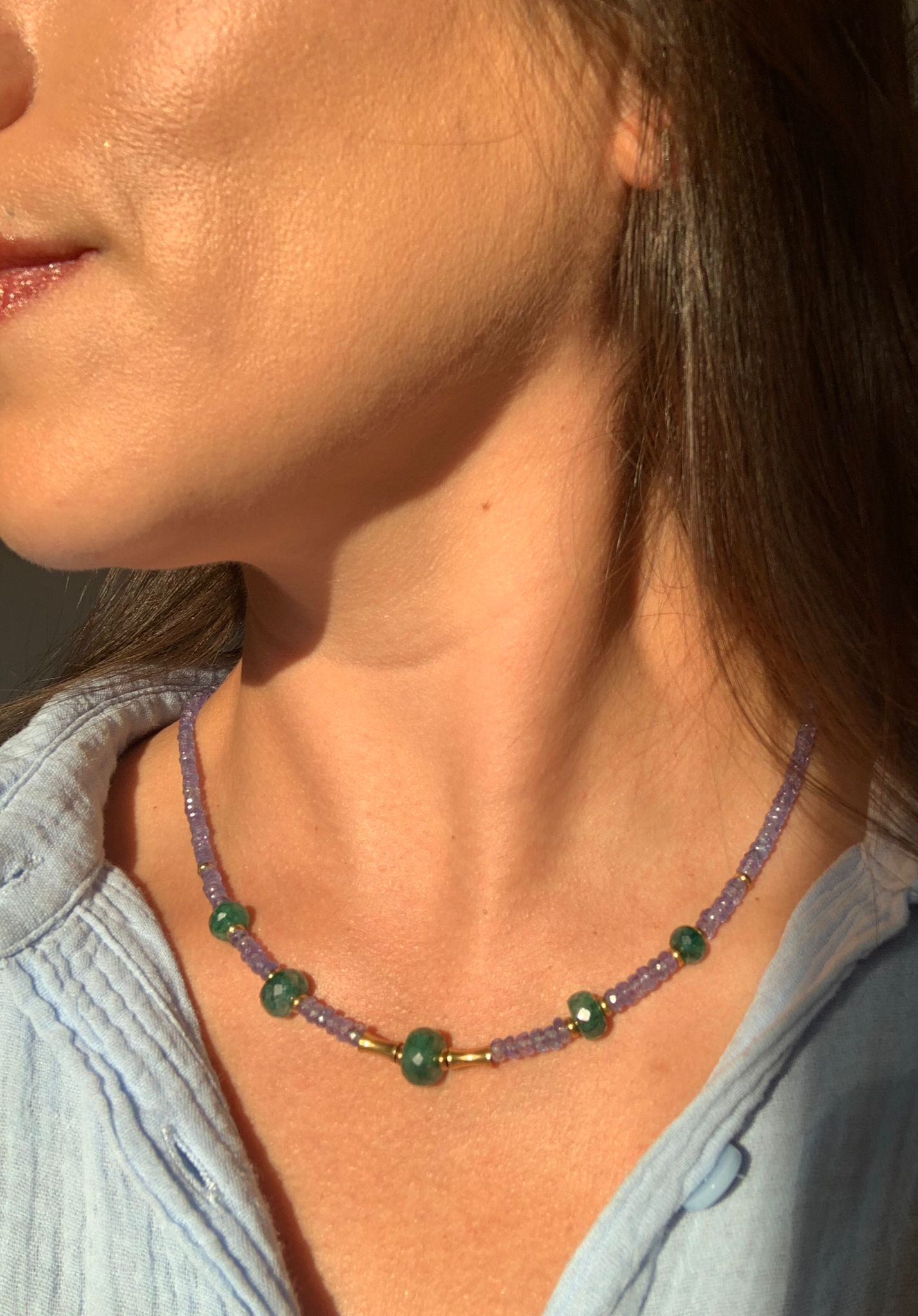 Collana in tanzanite e smeraldo dello Zambia con chiusura regolabile di acciaio inossidabile / Autorealizzazione ed emancipazione