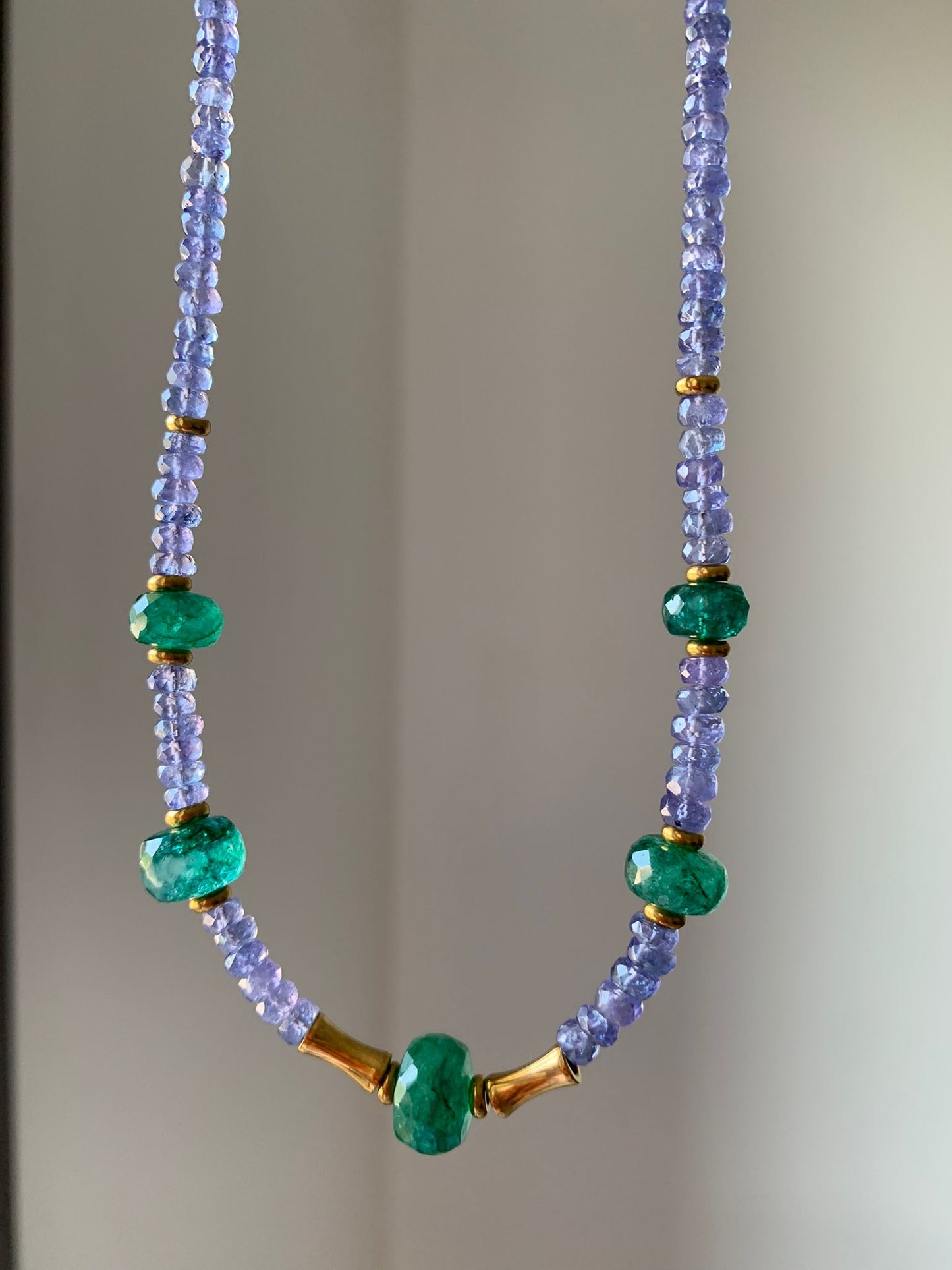 Collana in tanzanite e smeraldo dello Zambia con chiusura regolabile di acciaio inossidabile / Autorealizzazione ed emancipazione