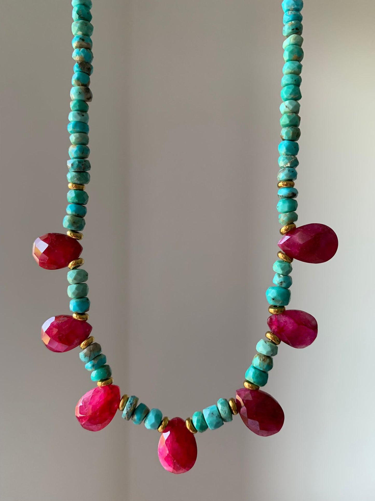 Collana in turchese e radice di rubino con chiusura regolabile di acciaio inossidabile / Prosperità e protezione