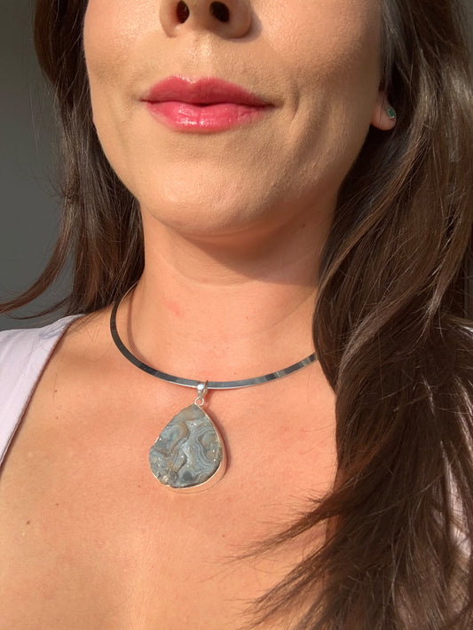 Ciondolo in Calcedonio (Desert druzy) di argento 925 / Serenità e comunicazione