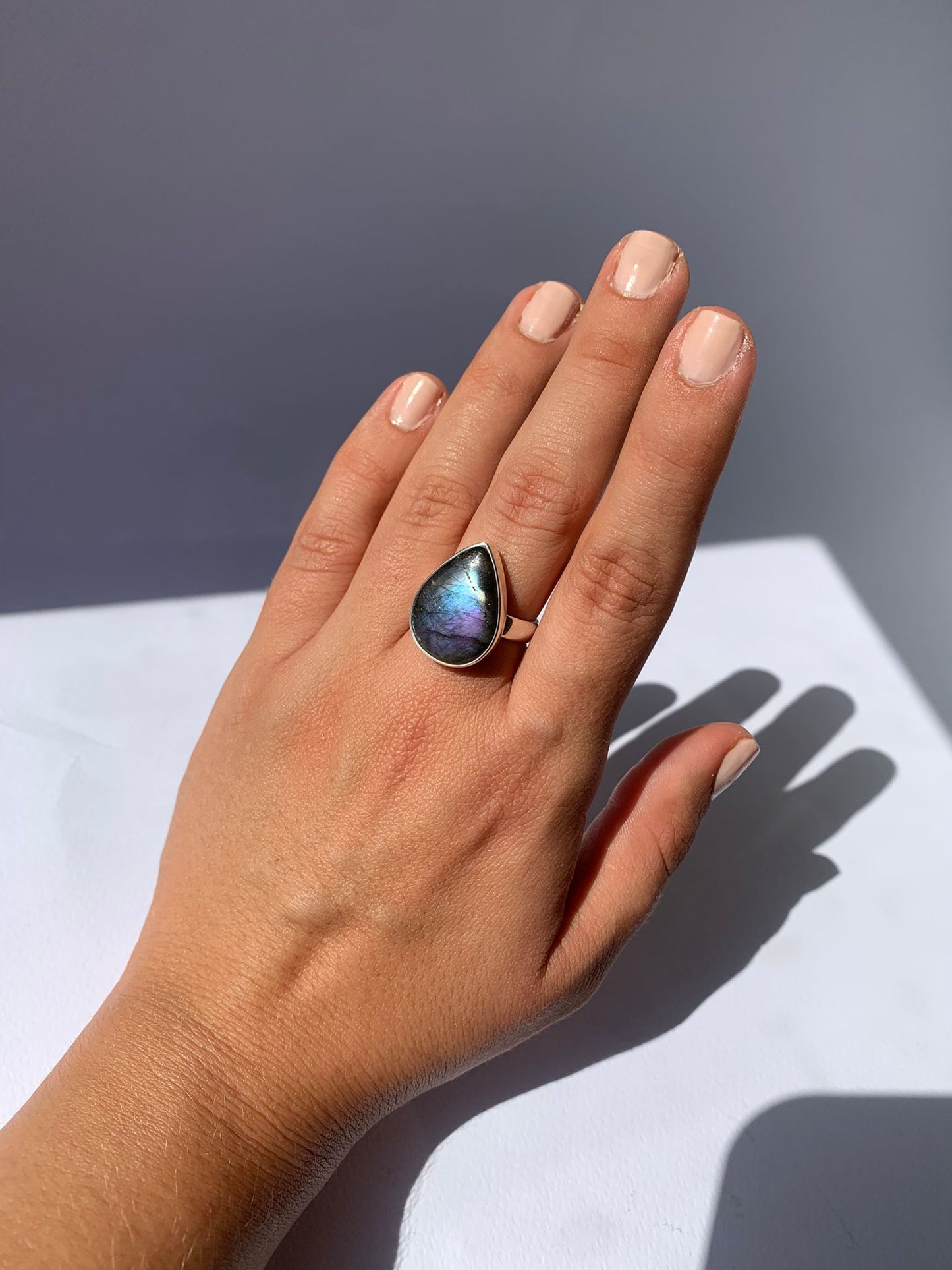 Anillo ajustable en labradorita de plata 925 / Intuición y transformación
