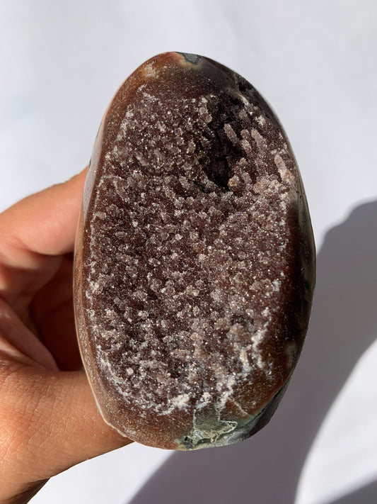 Standing cut-base of amethyst sugar rainbow 262 gr / Relaxation and balance