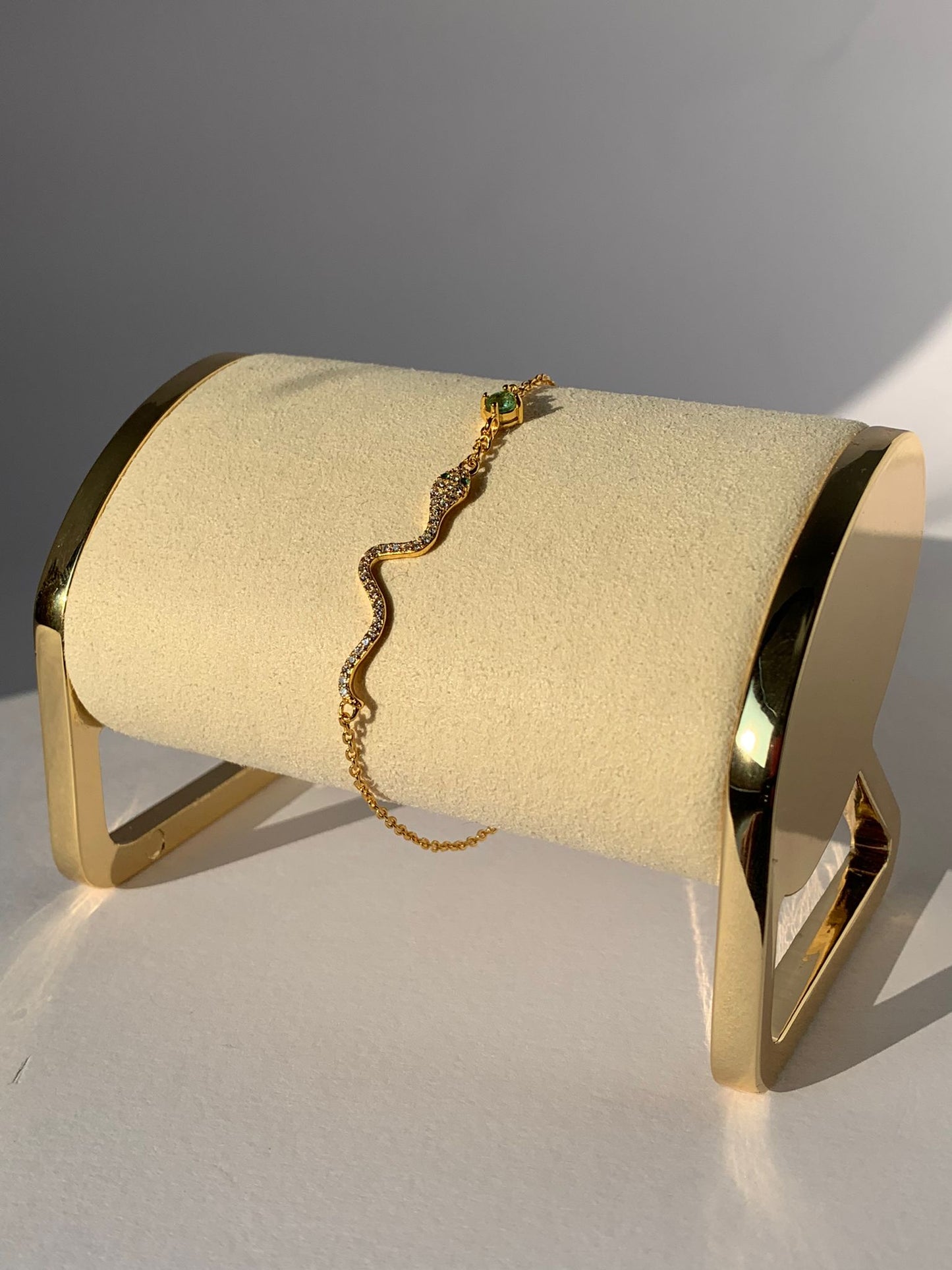 Bracciale in smeraldo con chiusura regolabile di argento 925 placcato oro / Abbondanza e manifestazione