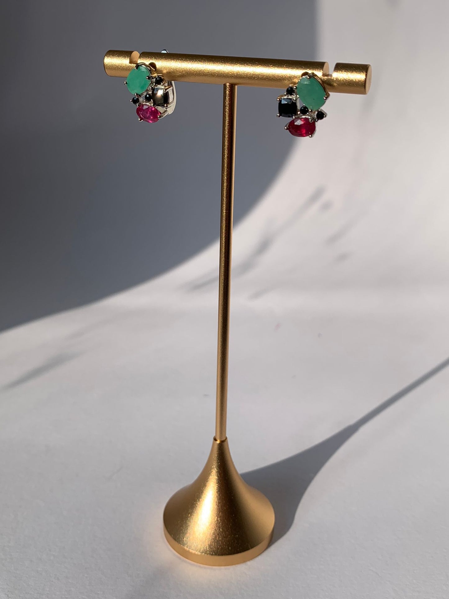 Orecchini in smeraldo, rubino e spinello nero di argento 925 / Abbondanza e manifestazione