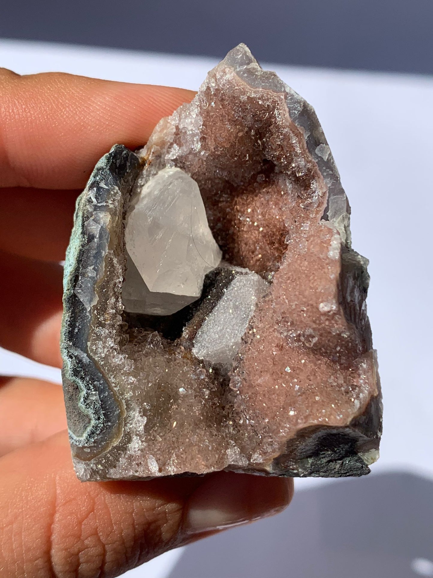 Standing cut-base of amethyst sugar rainbow 734 gr / Relaxation and balance
