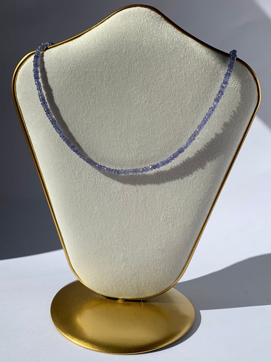Girocollo in 38 carati di tanzanite con chiusura regolabile di argento 925 / Autorealizzazione ed emancipazione