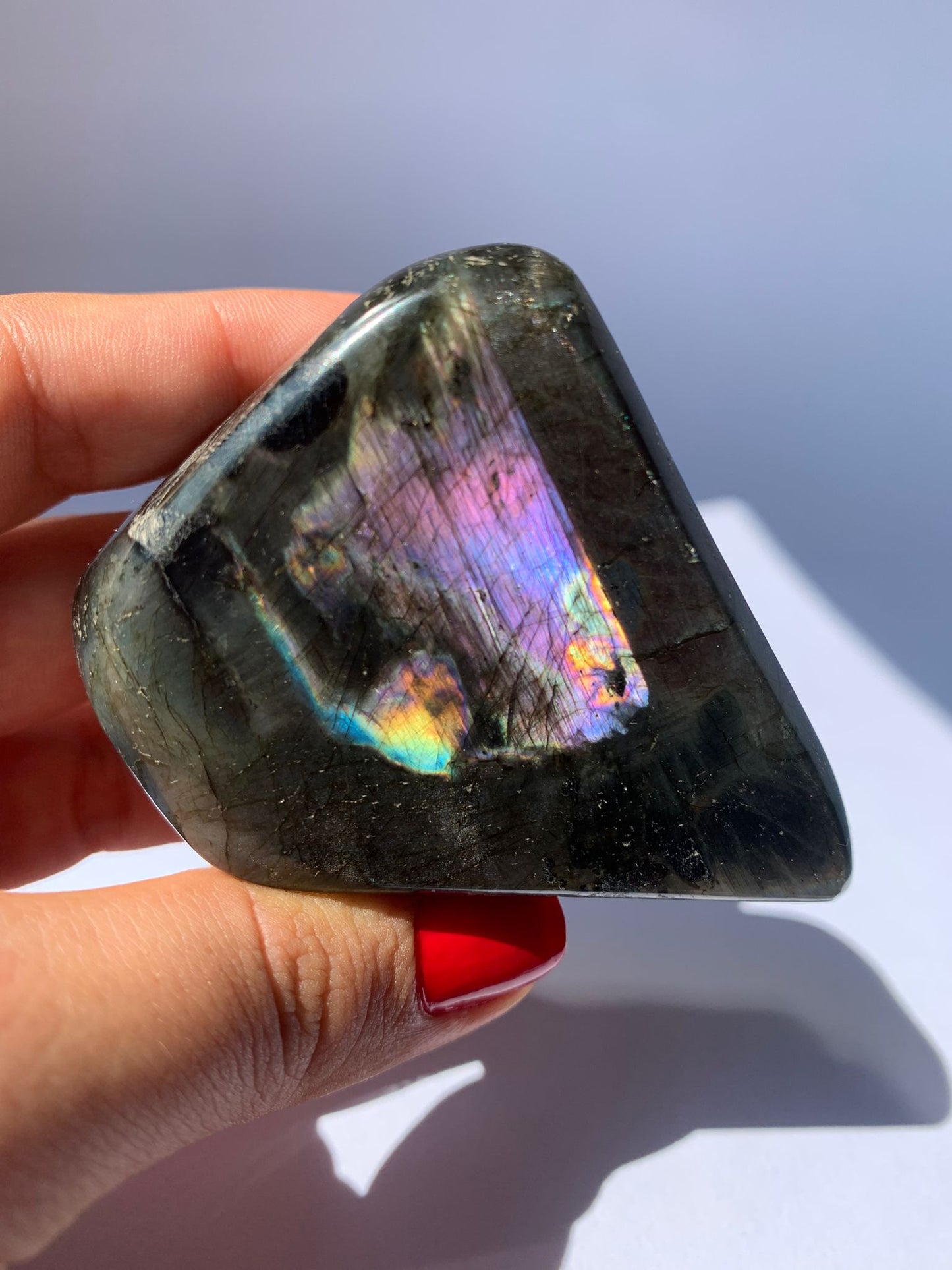 Free form in labradorite / Intuizione e trasformazione