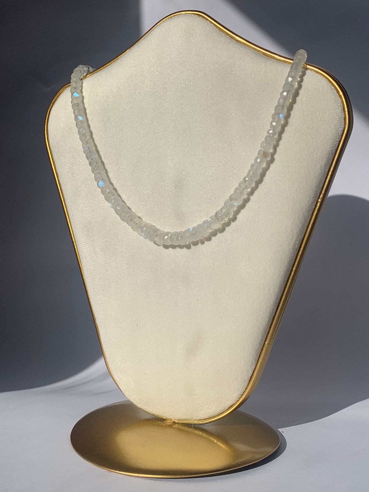 Girocollo in 118-125 carati di pietra di luna con chiusura regolabile di argento 925 / Femminilità e magnetismo