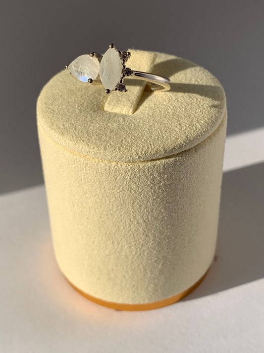 Anello in pietra di luna e topazio bianco di argento 925 / Femminilità e magnetismo