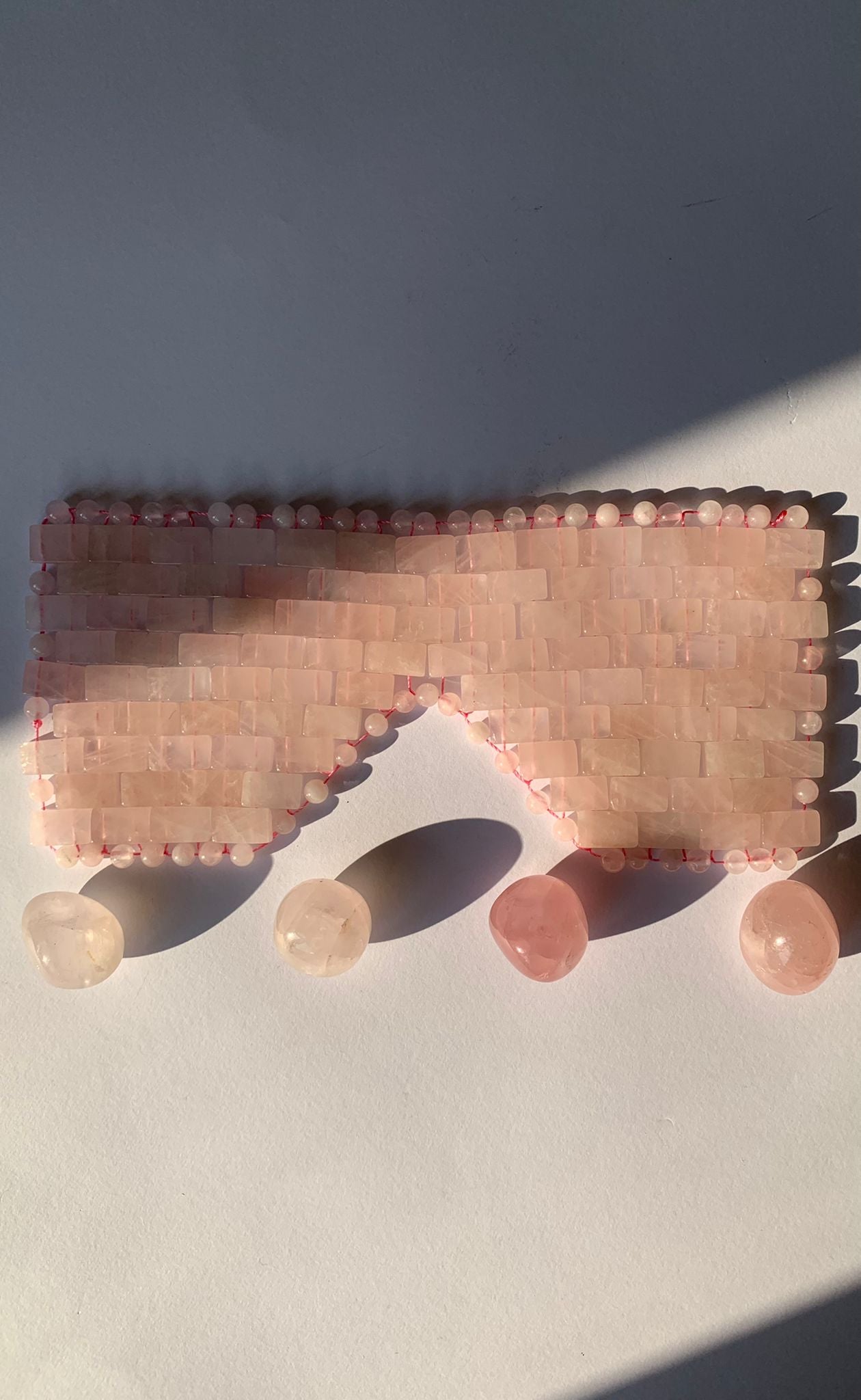 Mascarilla de cuarzo rosa para el contorno de ojos / Amor y autoestima