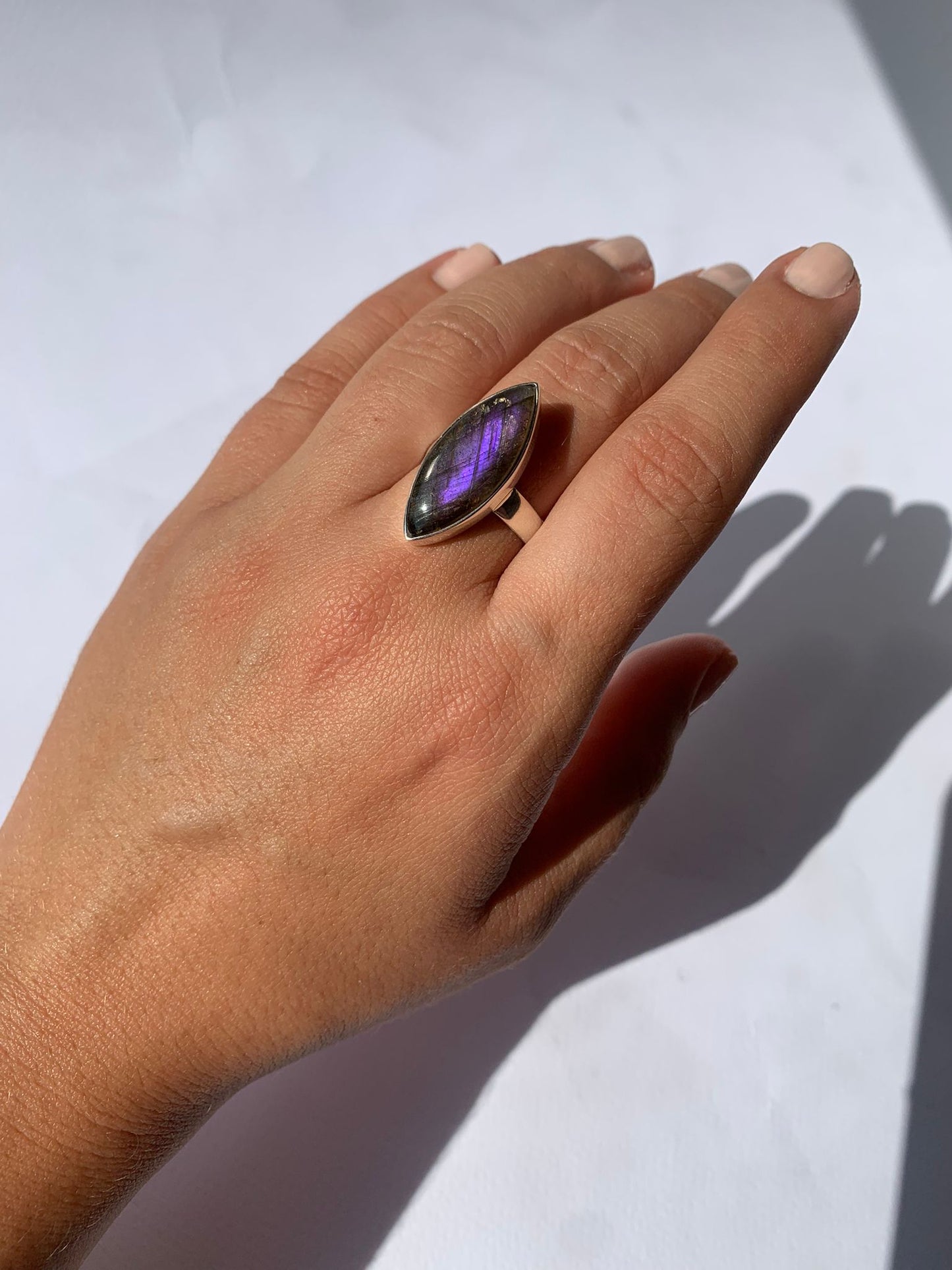 Anillo ajustable en labradorita de plata 925 / Intuición y transformación