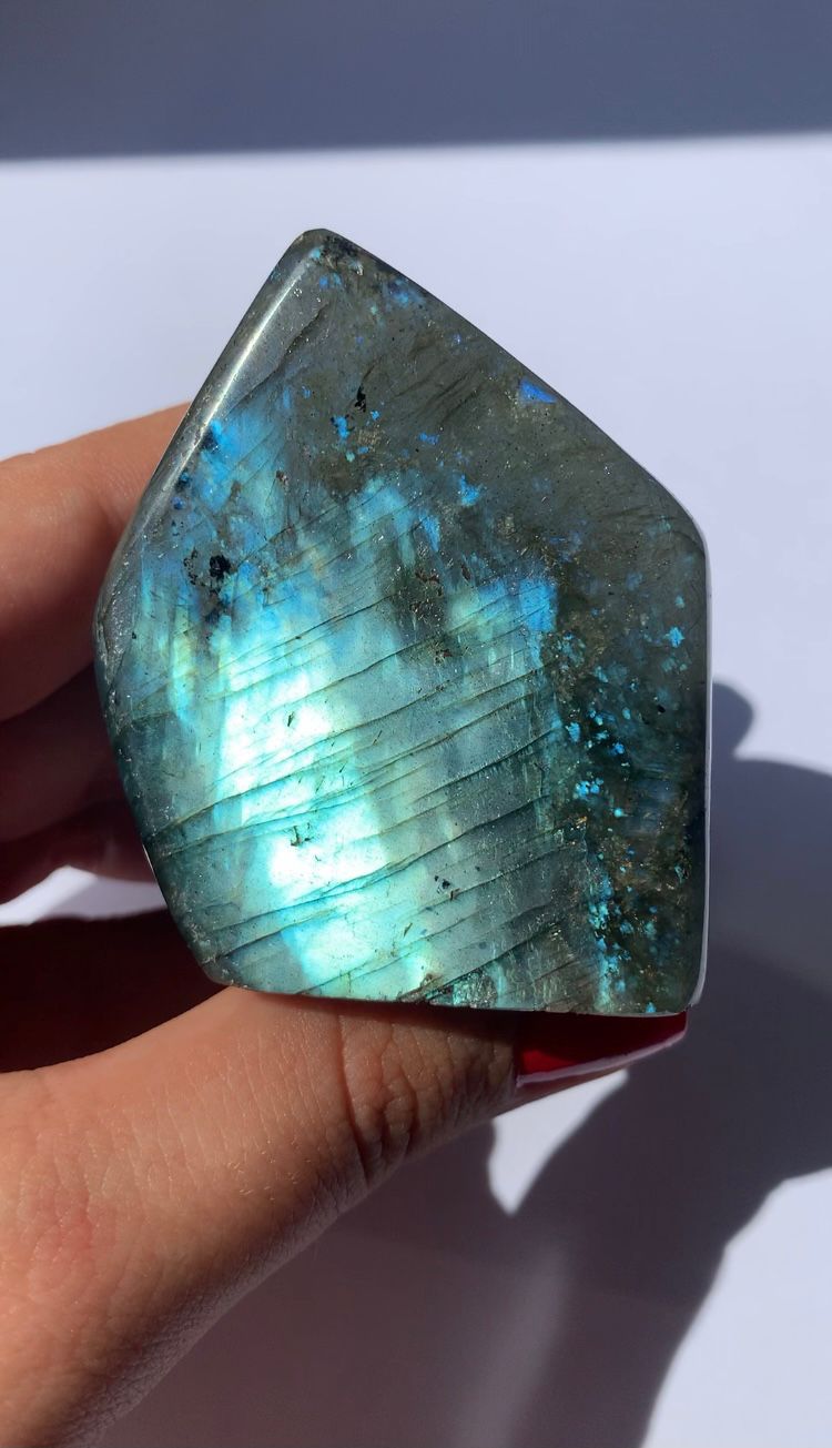 Free form in labradorite / Intuizione e trasformazione